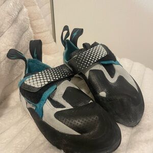 Women's Black and Teal Athletic Shoes